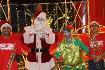 Musica e Papai Noel agitando o centro 